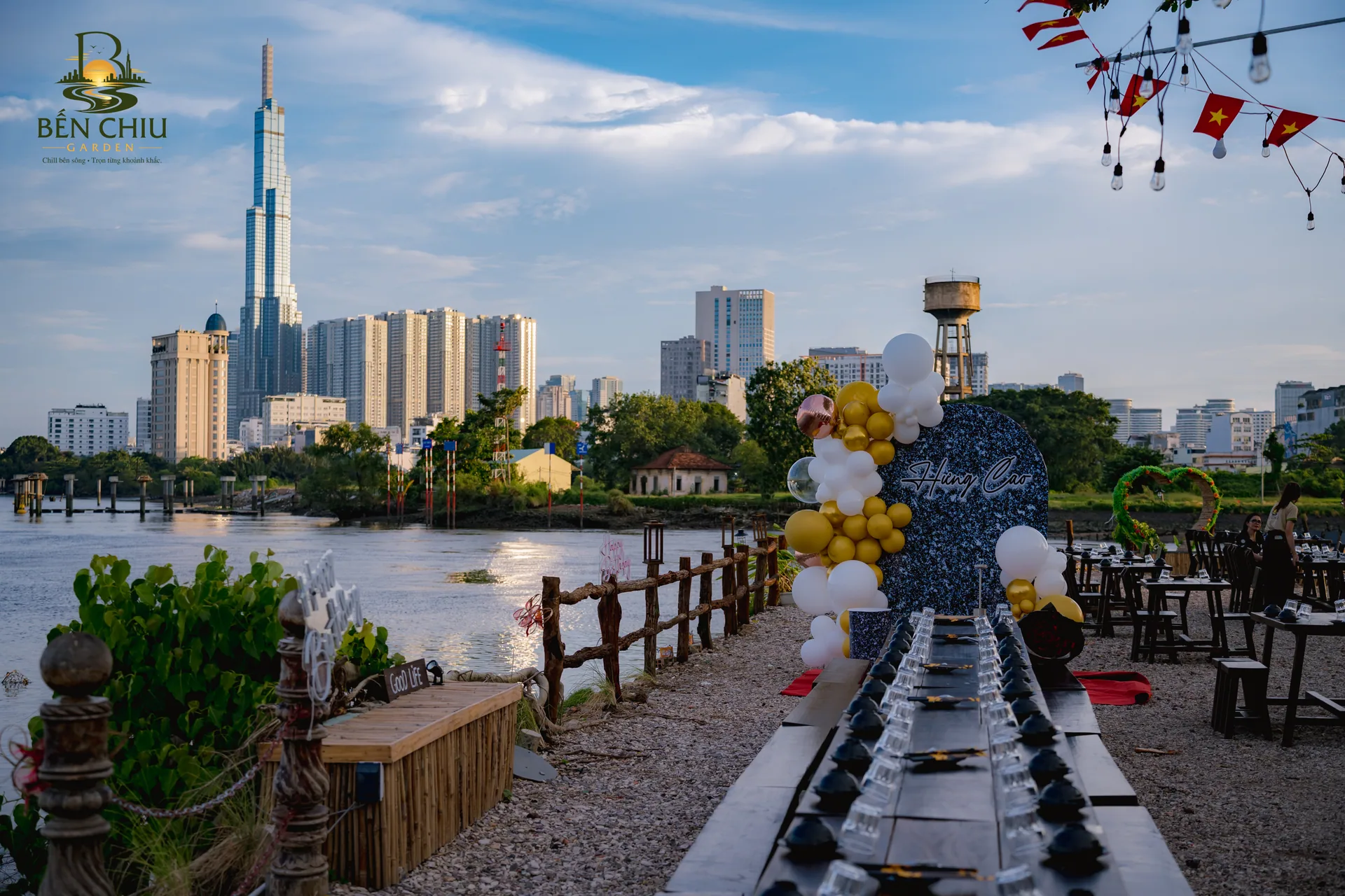 Dãy bàn ven sông Thanh Đa nhìn thẳng Landmark 81