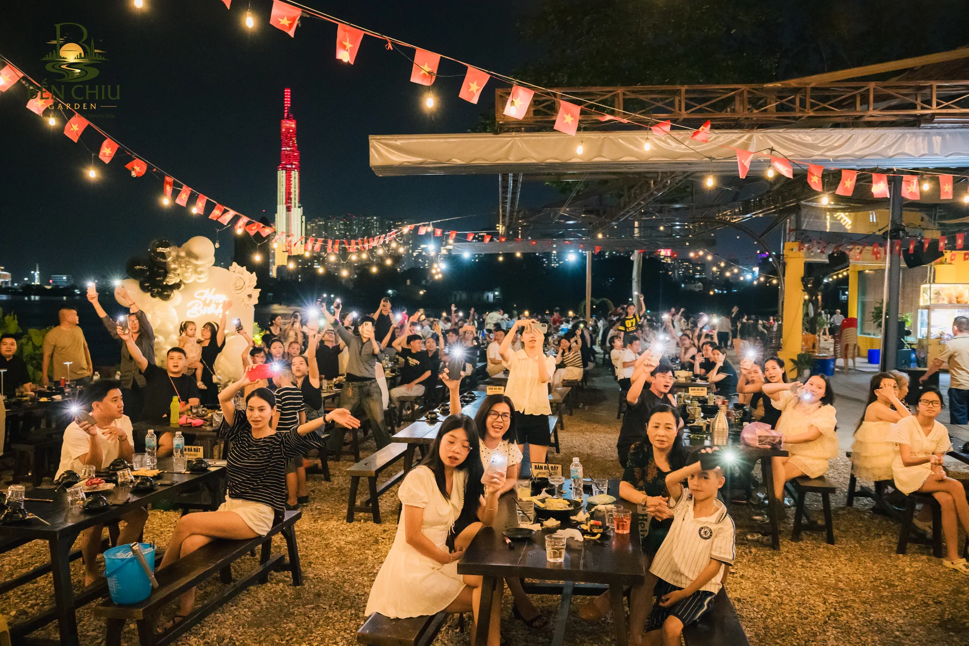 Những cuộc gặp bên sông dưới ánh đèn tại Bến Chiu Garden