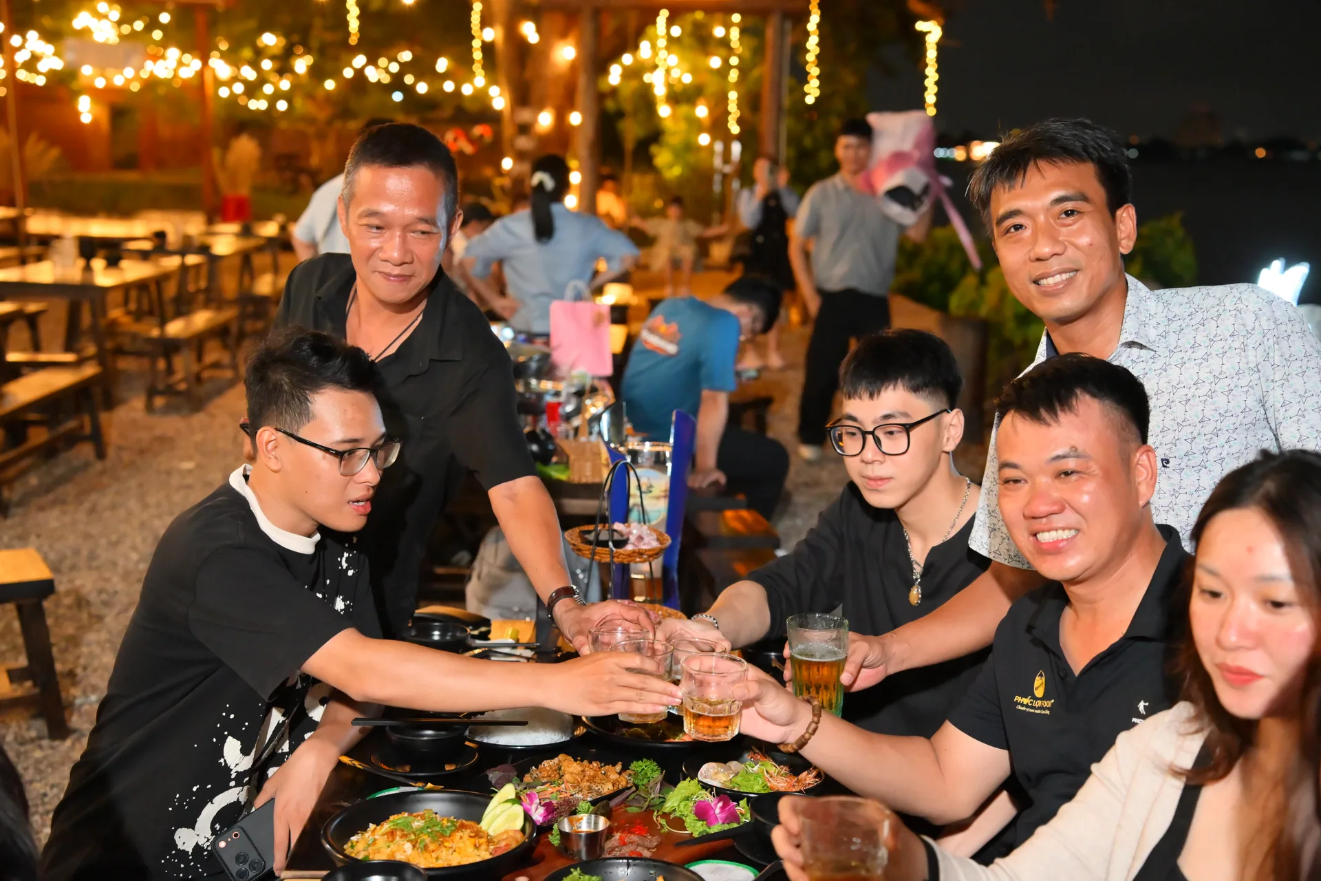 Nhóm bạn ăn uống tại Bến Chiu Garden