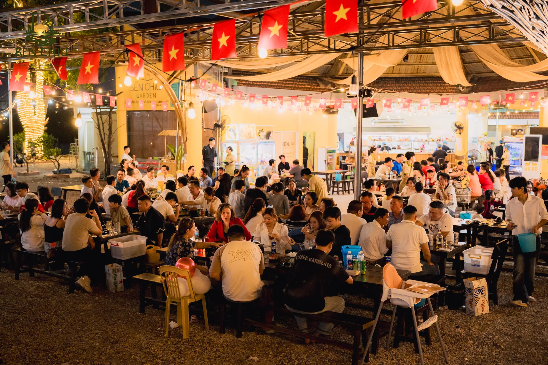 Không gian bàn ăn có mái che tại Bến Chiu Garden