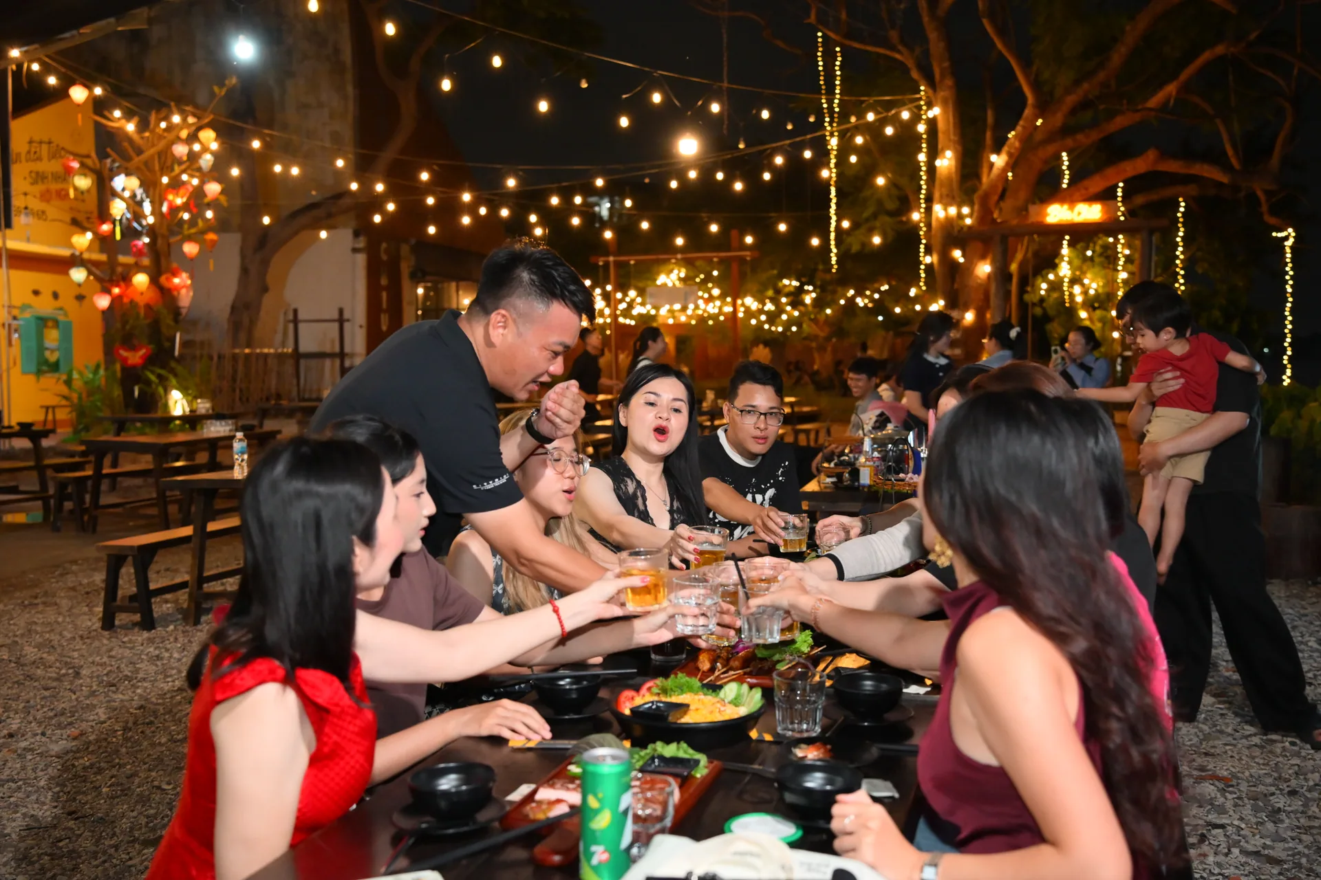 Bàn ăn với các món chia sẻ trong buổi gặp mặt bạn bè
