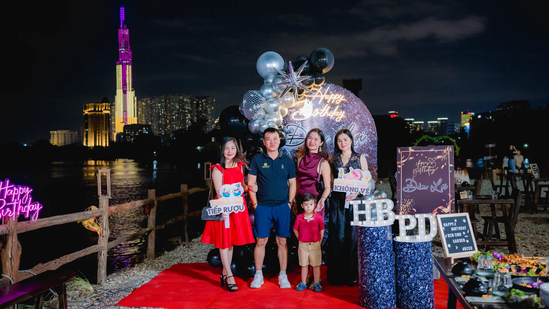 Gia đình chụp ảnh sinh nhật tại Bến Chiu Garden