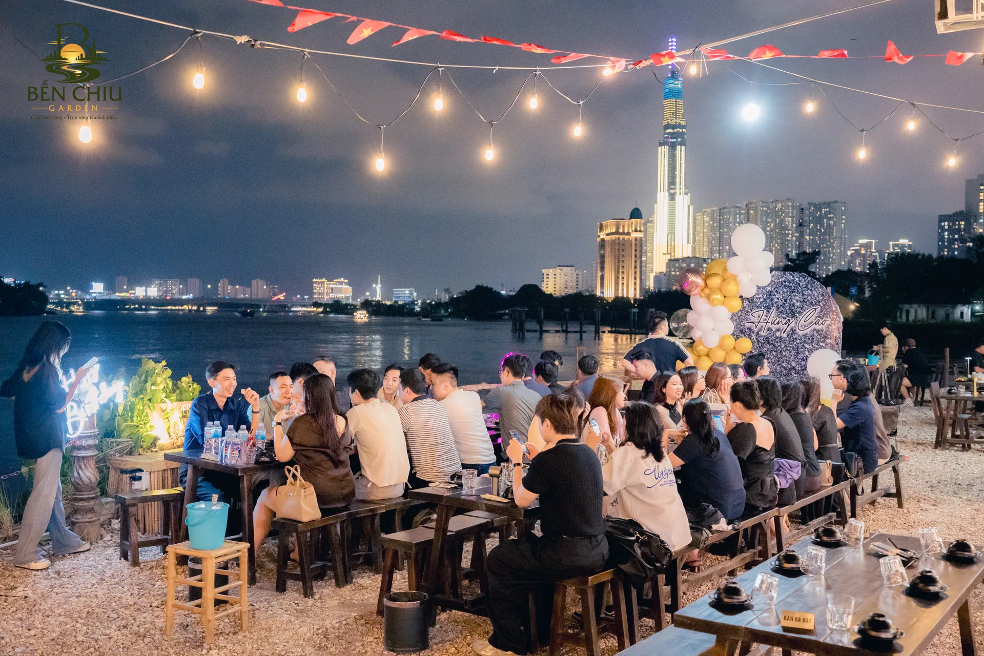 Bàn tiệc dài bên sông tại Bến Chiu Garden về đêm
